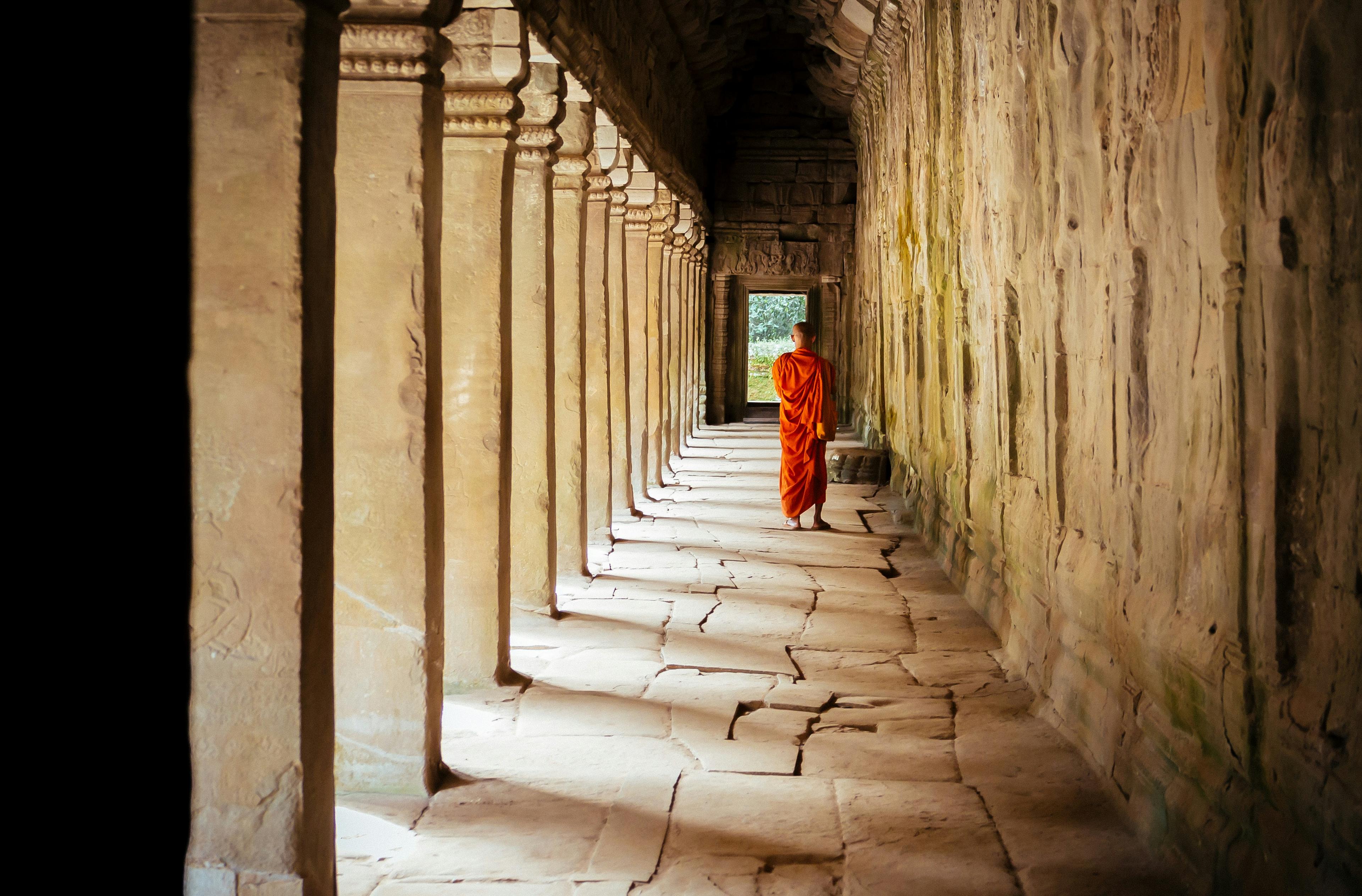 Monje theravada en vihara antigua